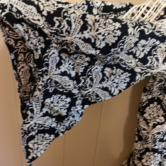 Jodifl Cold Shoulder Top - Picture 4 of 9